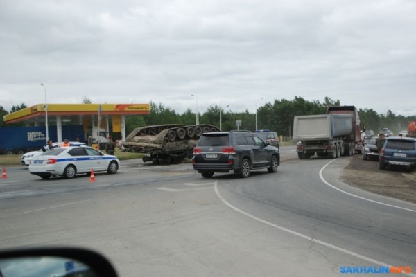 ruski-vojnici-prevrnuli-tenk-tezak-40-tona-na-sred-autoputa