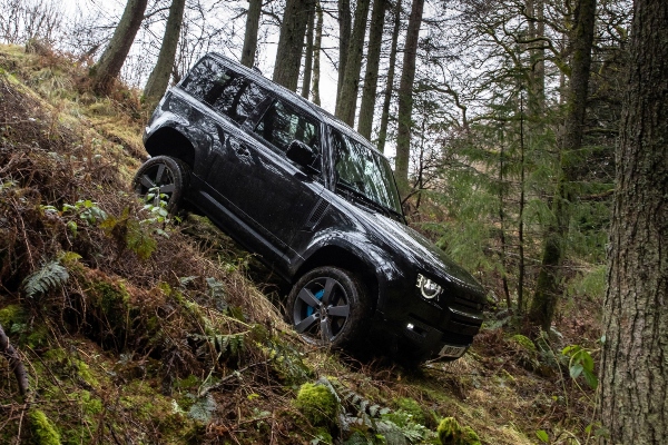 land-rover-razvija-jos-mocniju-v8-defender-varijantu-sa-preko-600-ks