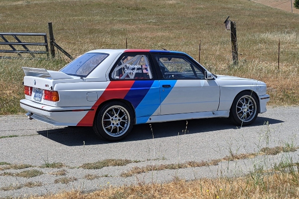 besprekorno-restaurirani-1990-bmw-m3-trkacki-model-sa-e36-motorom