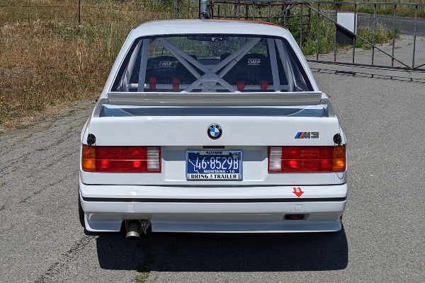 besprekorno-restaurirani-1990-bmw-m3-trkacki-model-sa-e36-motorom