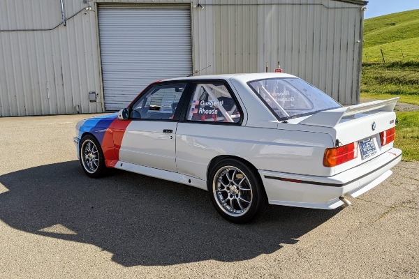 besprekorno-restaurirani-1990-bmw-m3-trkacki-model-sa-e36-motorom