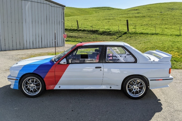 besprekorno-restaurirani-1990-bmw-m3-trkacki-model-sa-e36-motorom