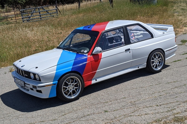 besprekorno-restaurirani-1990-bmw-m3-trkacki-model-sa-e36-motorom