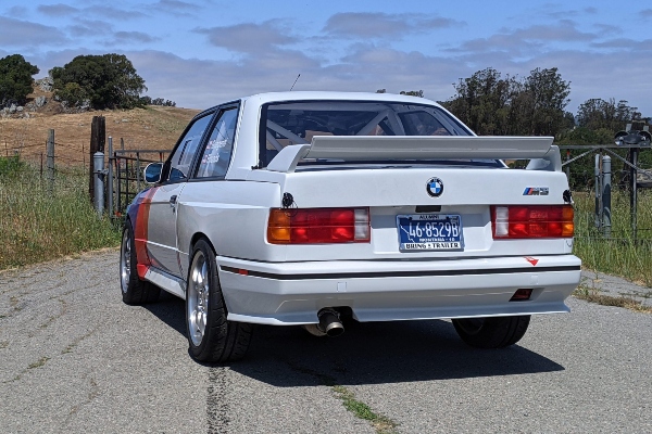 besprekorno-restaurirani-1990-bmw-m3-trkacki-model-sa-e36-motorom