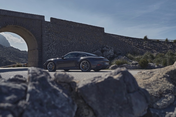 porsche-predstavlja-touring-varijantu-svoje-911-gt3-linije