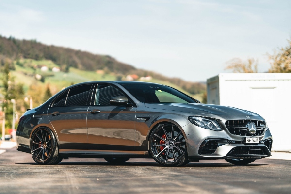 savrsen-komplet-tockova-za-savrseni-mercedes-amg-e63-model