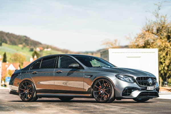 savrsen-komplet-tockova-za-savrseni-mercedes-amg-e63-model