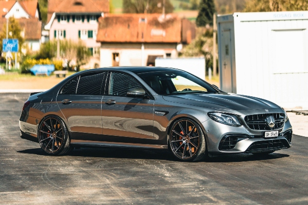 savrsen-komplet-tockova-za-savrseni-mercedes-amg-e63-model