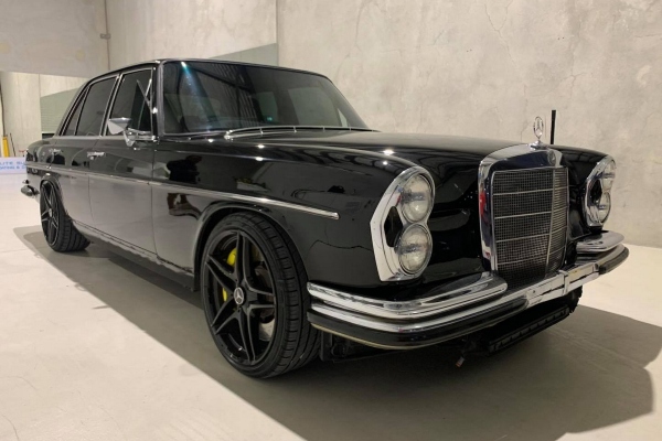 klasicni-mercedes-benz-w108-sa-mocnim-srcem-amg-c63s-automobila