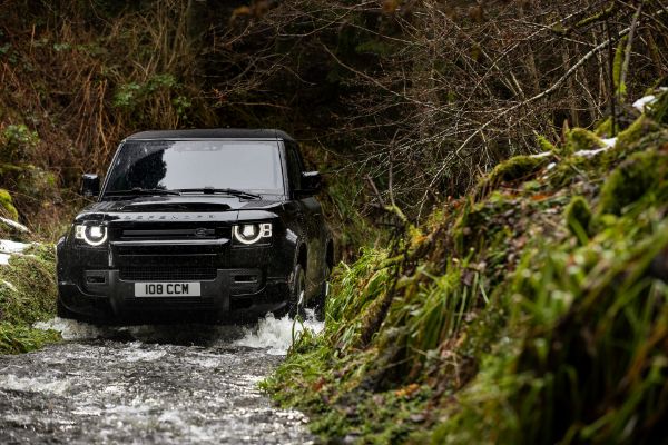 novi-2022-land-rover-defender-v8-stize-sa-mocnim-stavom-i-518-ks