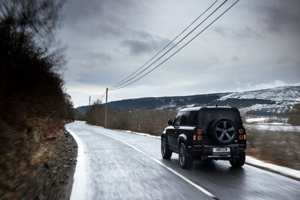 novi-2022-land-rover-defender-v8-stize-sa-mocnim-stavom-i-518-ks