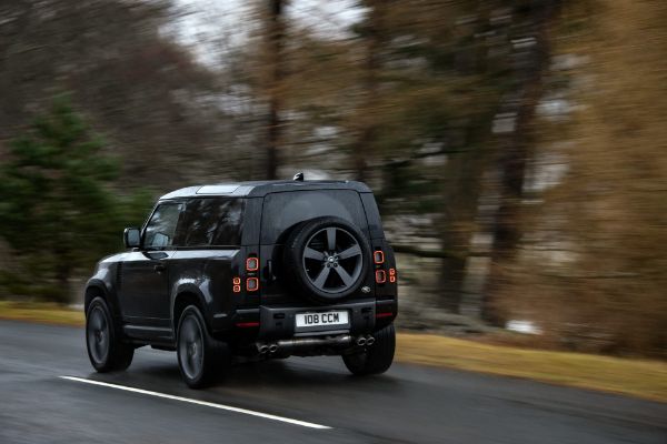 novi-2022-land-rover-defender-v8-stize-sa-mocnim-stavom-i-518-ks