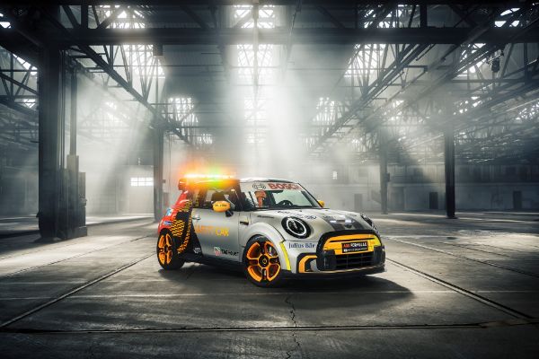 mini-predstavlja-svoj-elektricni-bezbednosni-model-za-novu-formula-e-sezonu