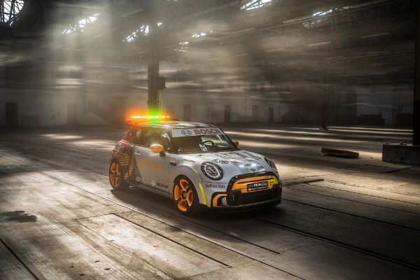 mini-predstavlja-svoj-elektricni-bezbednosni-model-za-novu-formula-e-sezonu