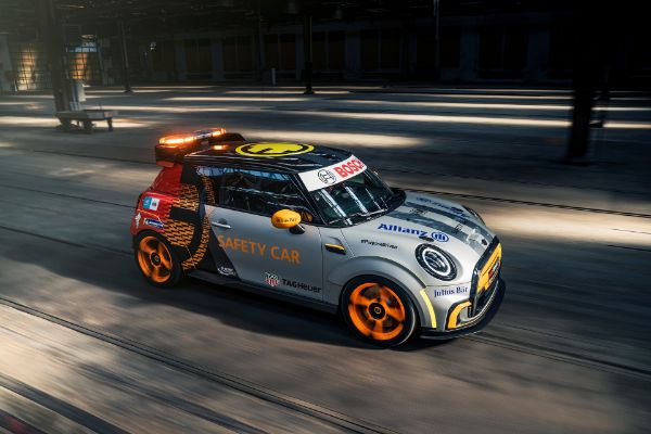 mini-predstavlja-svoj-elektricni-bezbednosni-model-za-novu-formula-e-sezonu