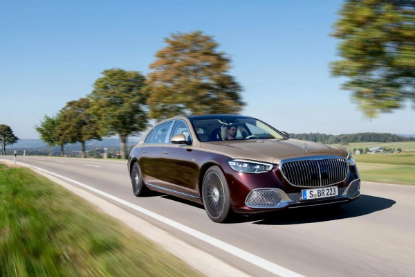 trokraka-zvezda-predstavlja-ulitimativnu-mercedes-maybach-s680-liniju