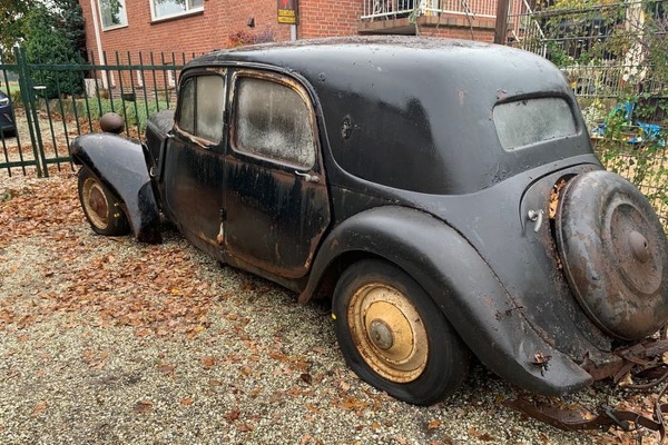 slucajno-pronadeni-citroen-traction-avant-11b-ceka-nekoga-ko-ce-ga-oziveti