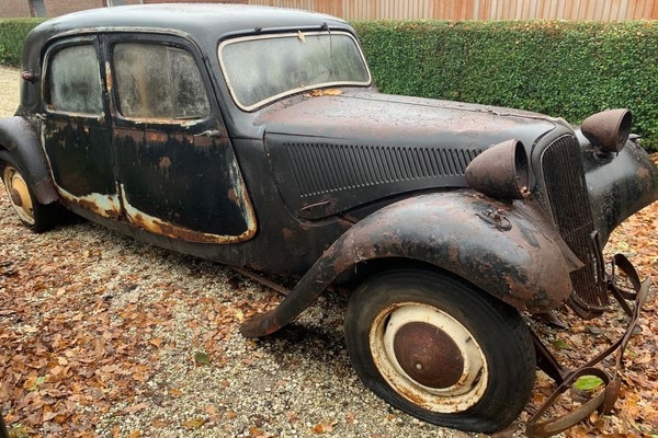 slucajno-pronadeni-citroen-traction-avant-11b-ceka-nekoga-ko-ce-ga-oziveti