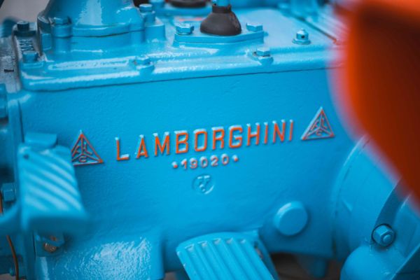 klasicni-lamborghini-traktor-savrseno-ide-uz-miura-superautomobil