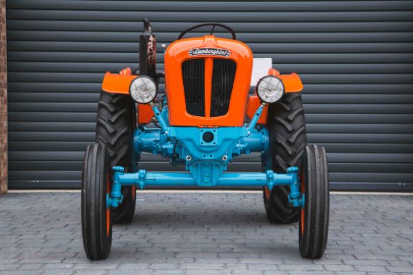 klasicni-lamborghini-traktor-savrseno-ide-uz-miura-superautomobil