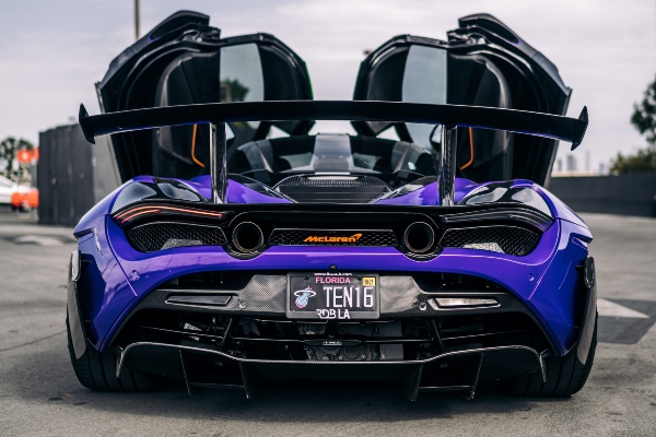 ljubicasti-mclaren-720s-svemirski-brod-namenjen-ulicama