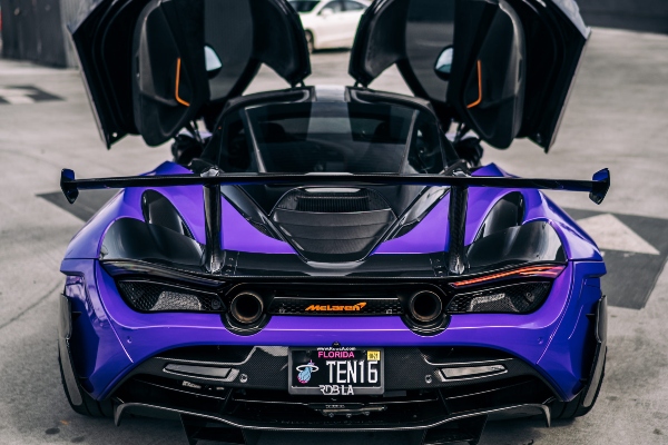 ljubicasti-mclaren-720s-svemirski-brod-namenjen-ulicama