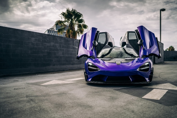 ljubicasti-mclaren-720s-svemirski-brod-namenjen-ulicama