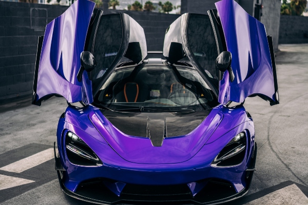 ljubicasti-mclaren-720s-svemirski-brod-namenjen-ulicama