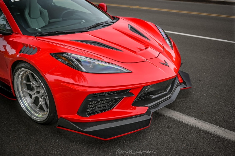 c8-chevrolet-corvette-stingray-model-smatra-se-superautomobilom-za-siroke-narodne-mase-zbog-svoje-relativno-pristupacne-starne-cene