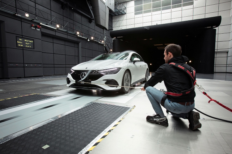 mercedes-predstavlja-svoju-novu-elektricnu-eqe-liniju