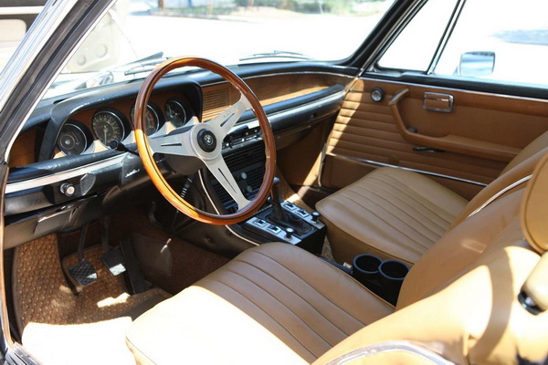 Restaurirani BMW klasik star preko pola veka