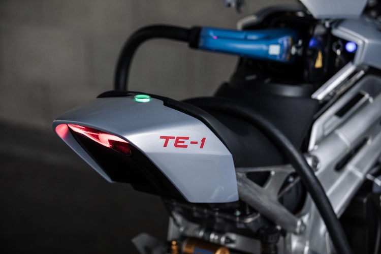 kompanija-triumph-predstavlja-novi-elektricni-supes-sportski-motocikl-te-1-7