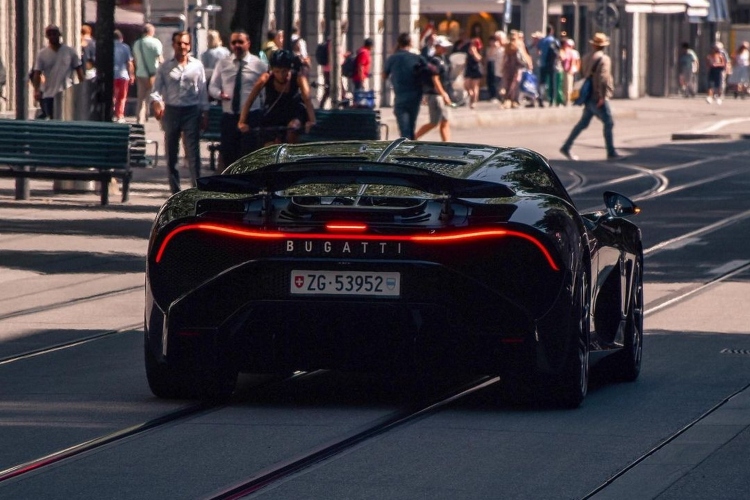 bugatti-la-voiture-noire-1