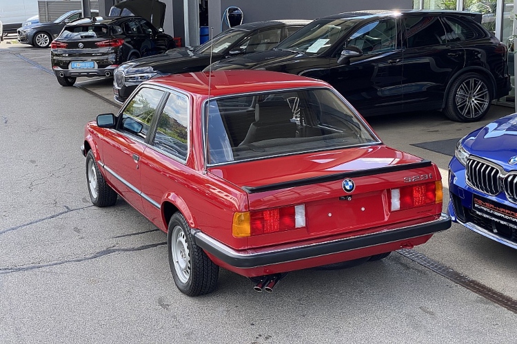 austrijski-diler-prodaje-klasicni-bmw-e30-iz-1985