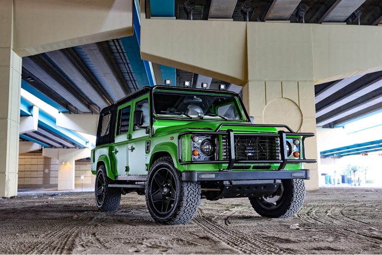 klasicni-landr-rover-defender-110-sa-motorom-sporskog-automobila