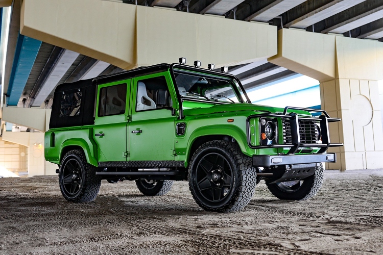 klasicni-landr-rover-defender-110-sa-motorom-sporskog-automobila