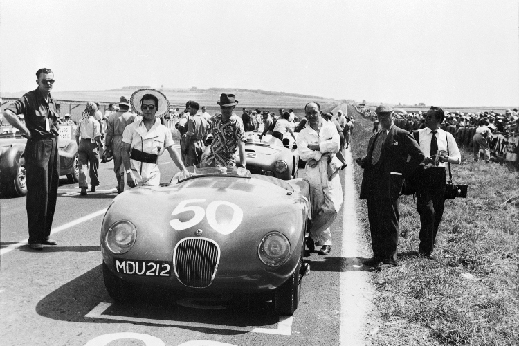 jaguar-kompletirao-prvi-primerak-svoje-nastavljene-i-slavne-c-type-linije-6