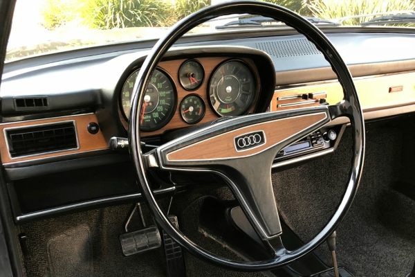 Klasični Audi 100 iz 1974. godine u savršenom stanju