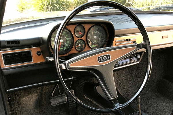 klasicni-audi-100-iz-1974-godine-u-savrsenom-stanju