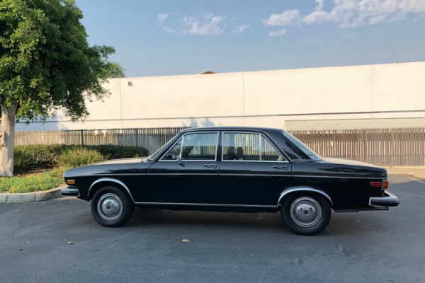 klasicni-audi-100-iz-1974-godine-u-savrsenom-stanju