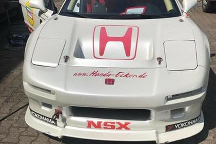 savrseno-ocuvani-i-trkacki-opremljen-honda-nsx-model