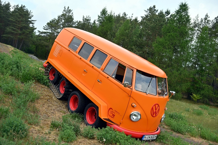 restaurirani-half-track-fox-legendarni-vw-kombi-sa-cetiri-osovine-i-gusenicama