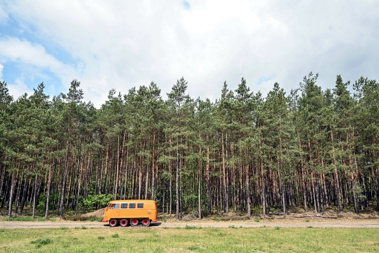 restaurirani-half-track-fox-legendarni-vw-kombi-sa-cetiri-osovine-i-gusenicama