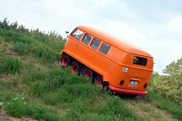 restaurirani-half-track-fox-legendarni-vw-kombi-sa-cetiri-osovine-i-gusenicama