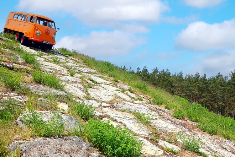 restaurirani-half-track-fox-legendarni-vw-kombi-sa-cetiri-osovine-i-gusenicama