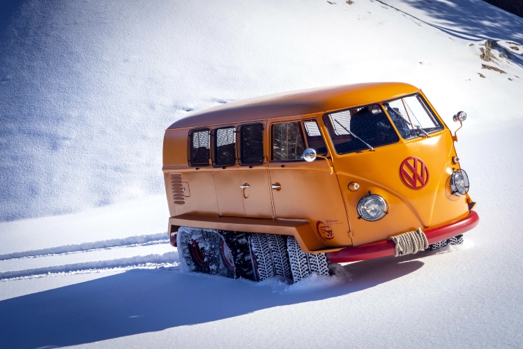 restaurirani-half-track-fox-legendarni-vw-kombi-sa-cetiri-osovine-i-gusenicama