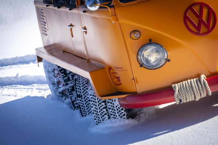 restaurirani-half-track-fox-legendarni-vw-kombi-sa-cetiri-osovine-i-gusenicama