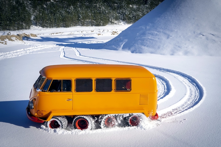 restaurirani-half-track-fox-legendarni-vw-kombi-sa-cetiri-osovine-i-gusenicama