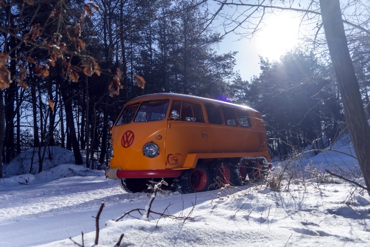 restaurirani-half-track-fox-legendarni-vw-kombi-sa-cetiri-osovine-i-gusenicama