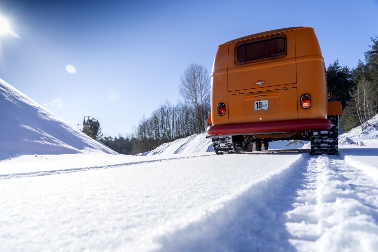 restaurirani-half-track-fox-legendarni-vw-kombi-sa-cetiri-osovine-i-gusenicama